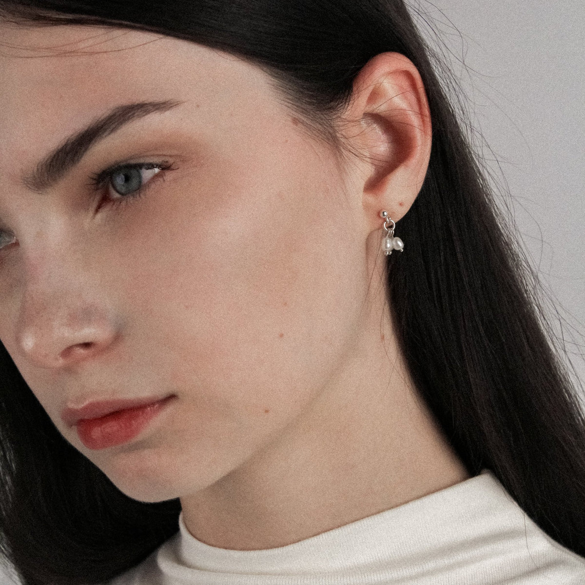 Lupine mini silver earrings featuring natural pearls